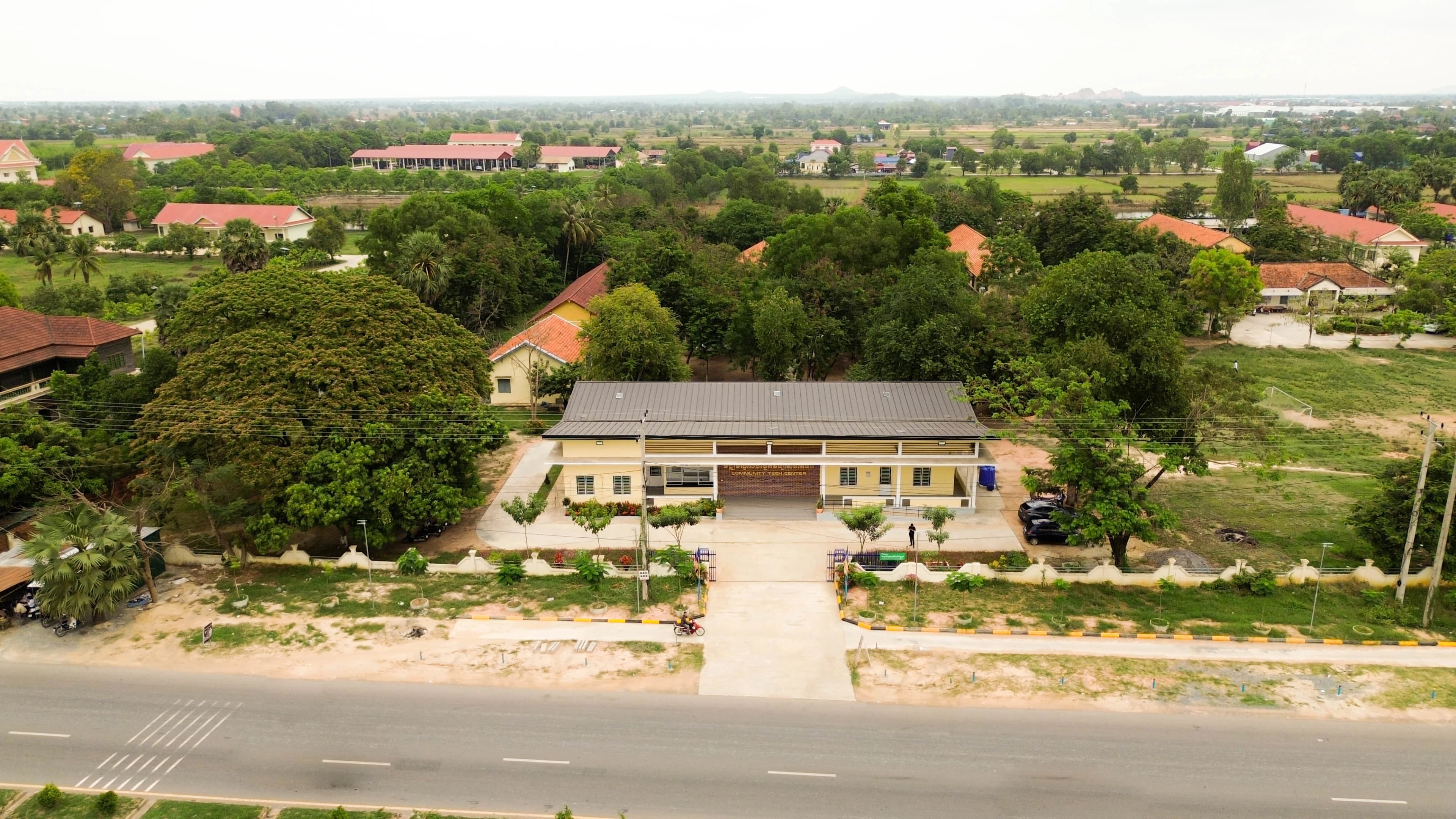 អគារមជ្ឈមណ្ឌលបច្ចេកវិទ្យាសហគមន៍