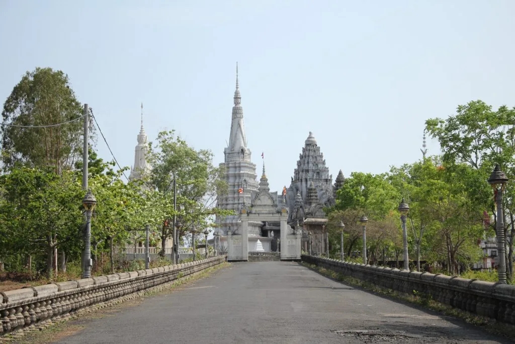 ប្រជាពលរដ្ឋកំពុងទទួលសេវាសាធារណៈ